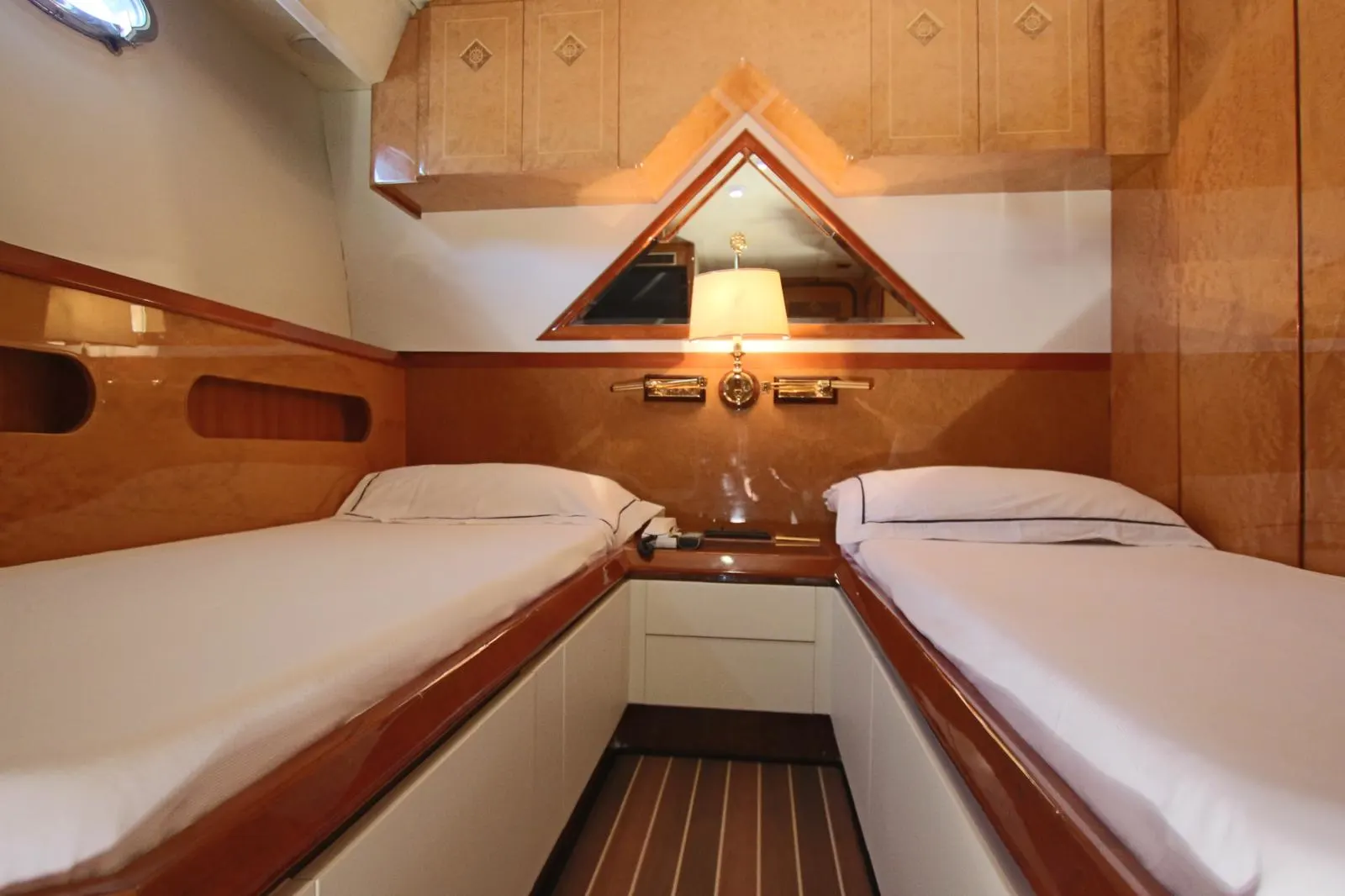 Cabina con due letti su yacht in Costa Rei