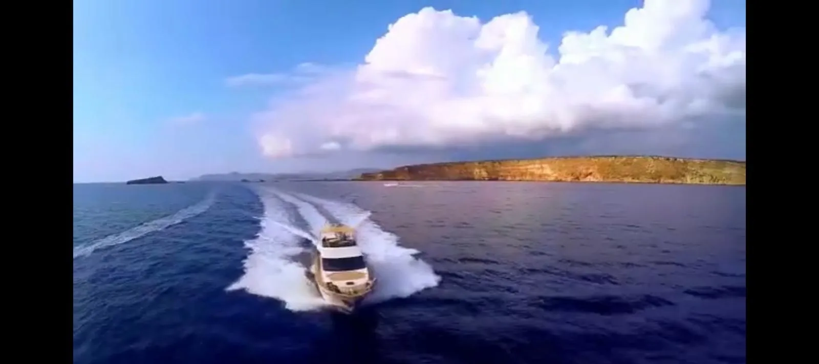 Yacht in navigazione lungo la costa della Sardegna