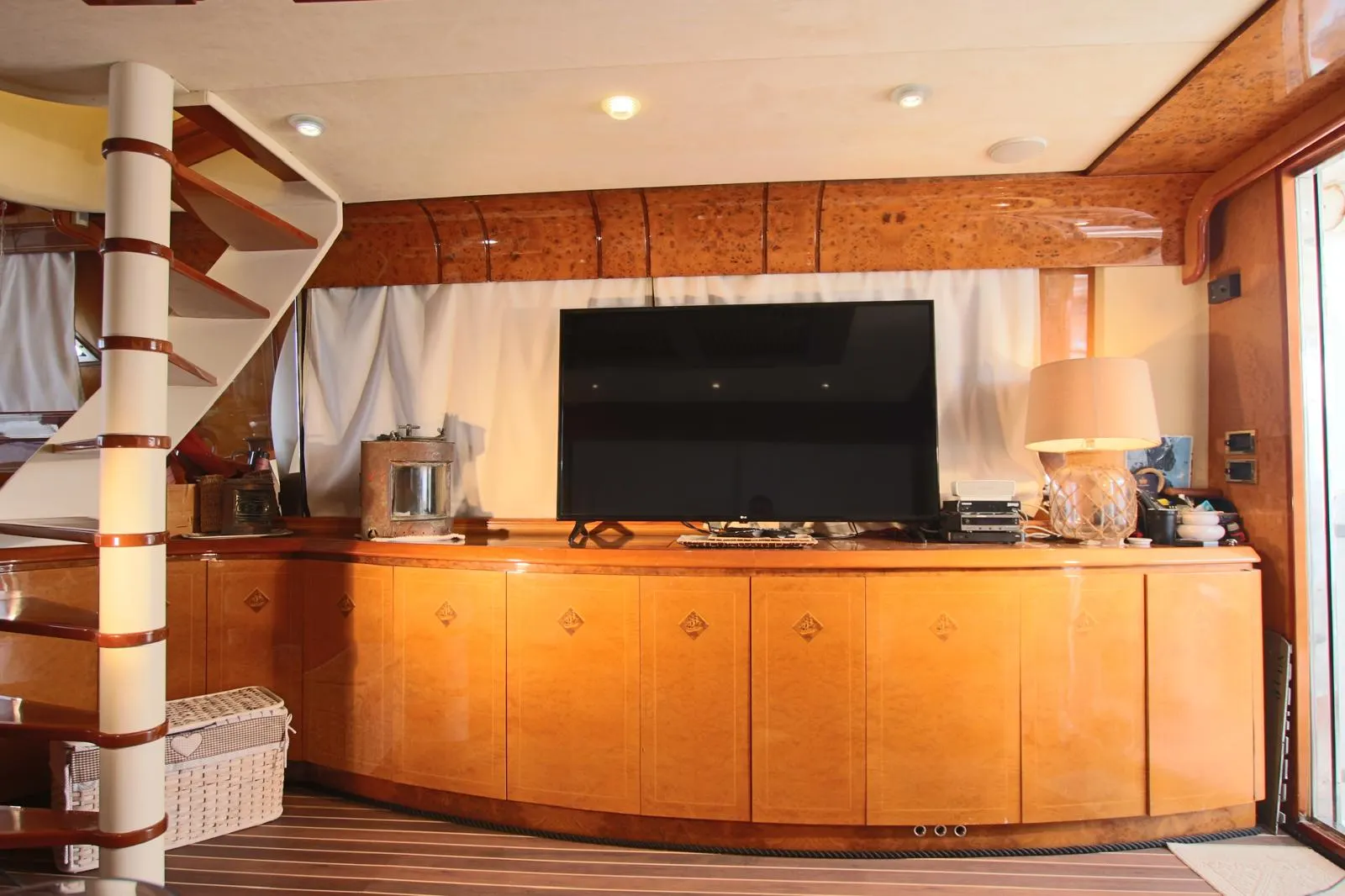 Area reception su yacht di lusso in Sardegna