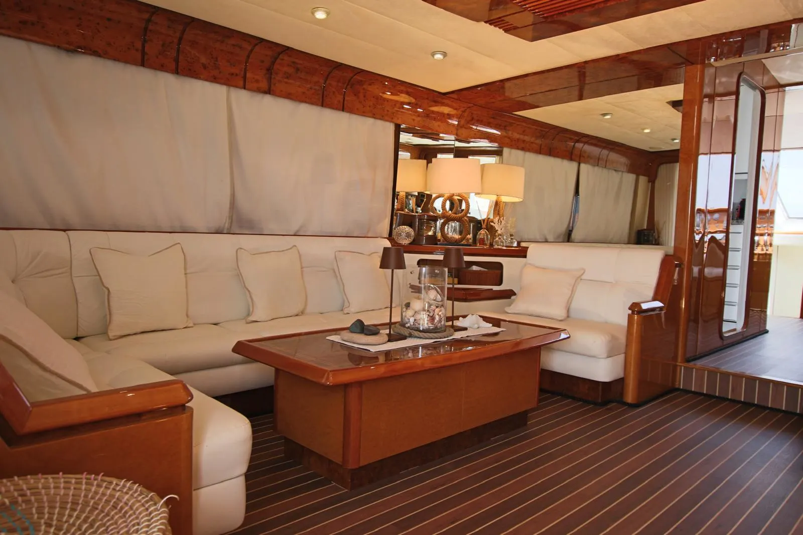 Salone interno di yacht noleggiato a Villasimius