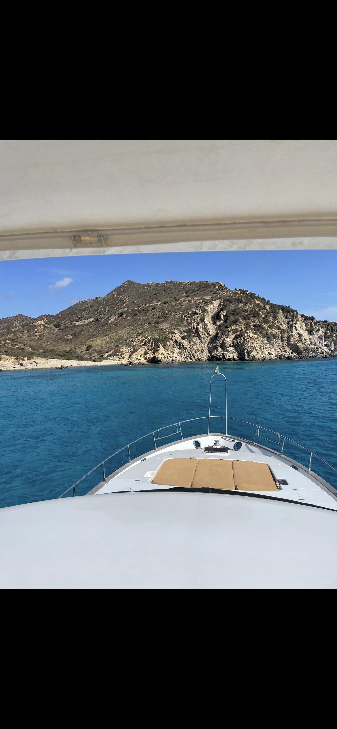 Vista dalla prua di yacht noleggiato in Sardegna