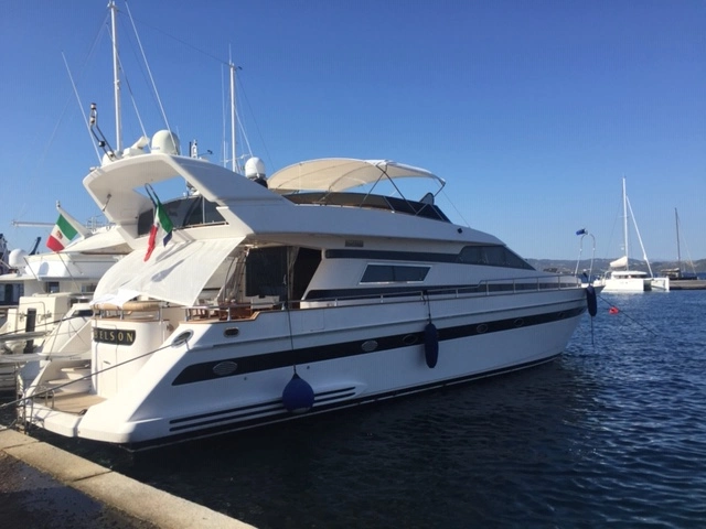 Poppa di yacht di lusso attraccato in Sardegna