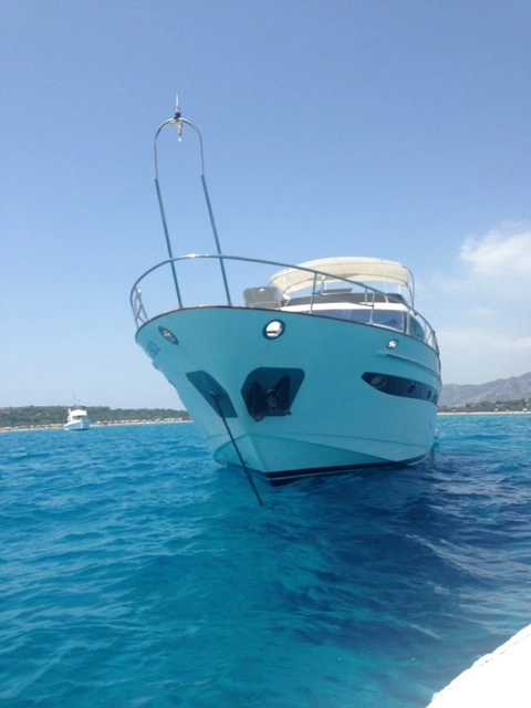 Cabina di lusso su yacht in navigazione in Sardegna